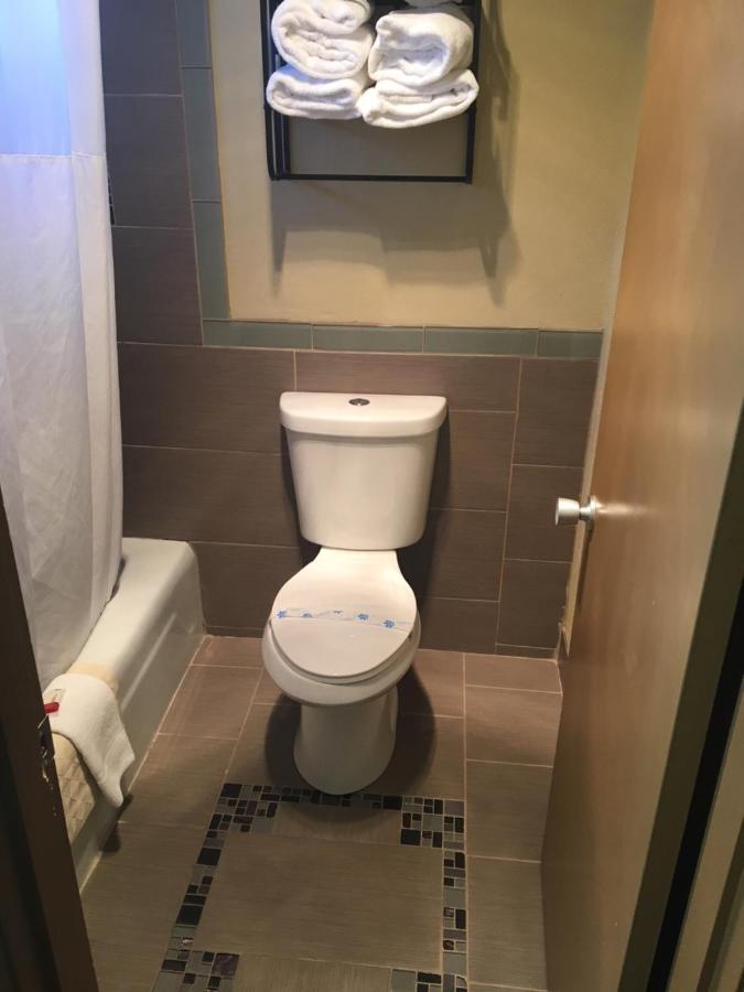 Queen Room - Non-Smoking at Days Inn by Wyndham Bend