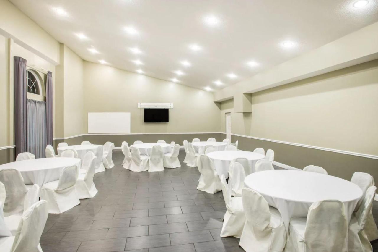 | Days Inn & Suites by Wyndham Cherry Hill - Philadelphia