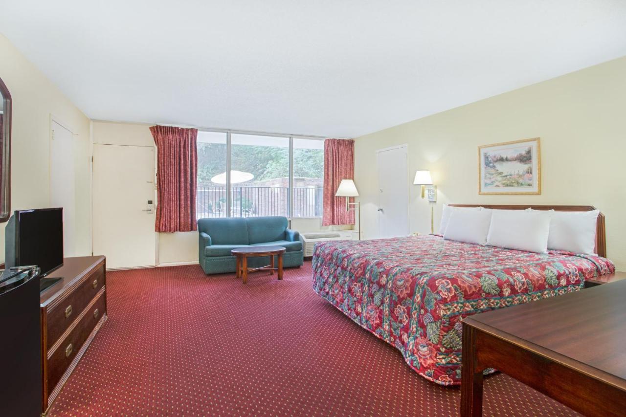 King Room - Non-Smoking at Days Inn by Wyndham Bristol Parkway
