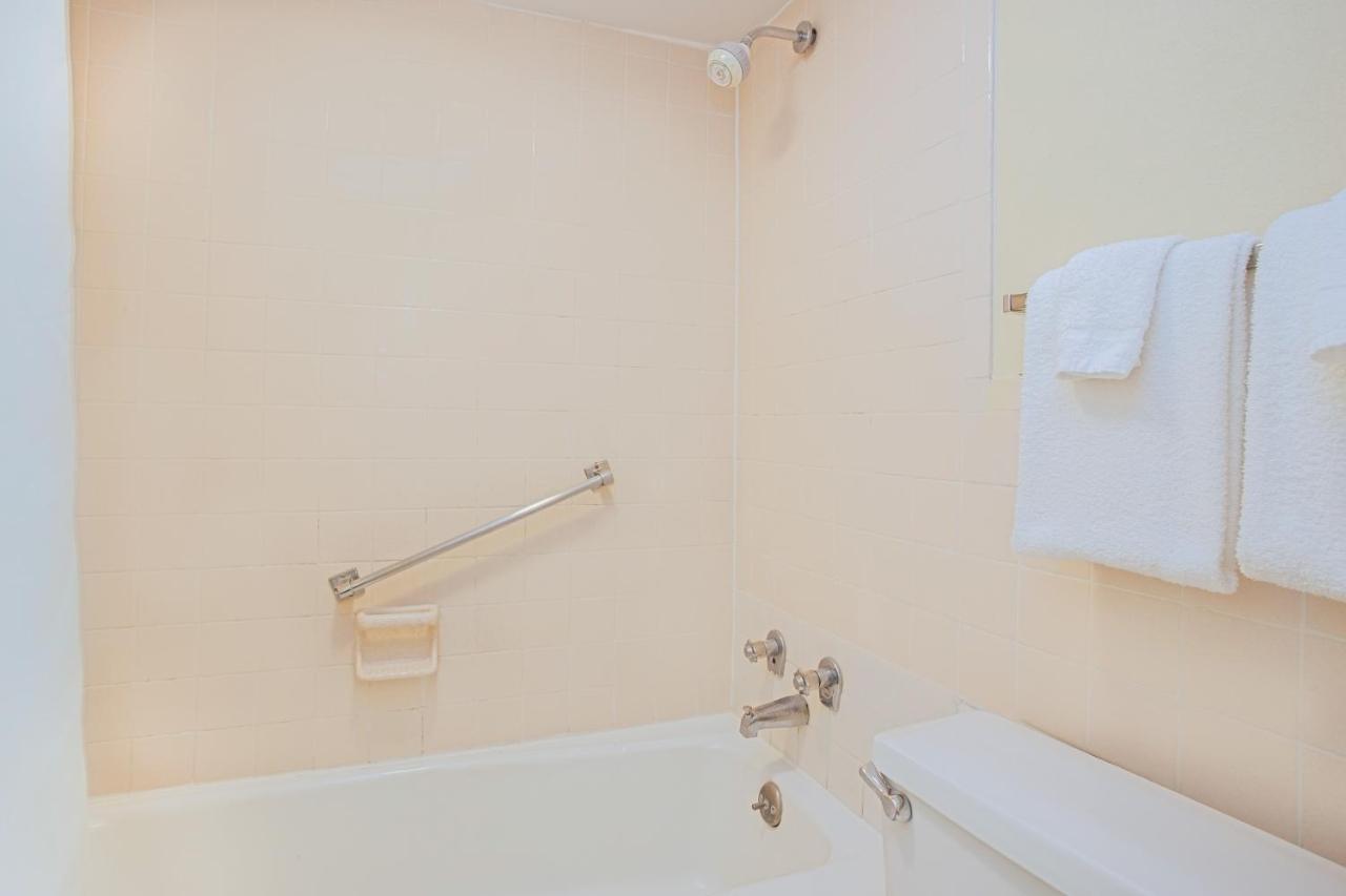 King Room - Non-Smoking at Days Inn by Wyndham Bristol Parkway