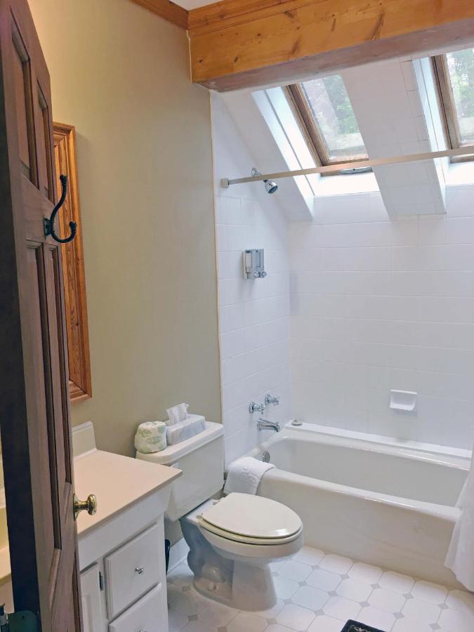 | Highland Lake Inn & Resort - Flat Rock