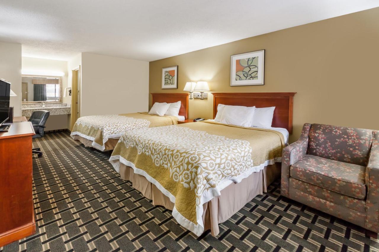 Queen Room with Two Queen Beds - Non-Smoking at Days Inn by Wyndham Kent - Akron