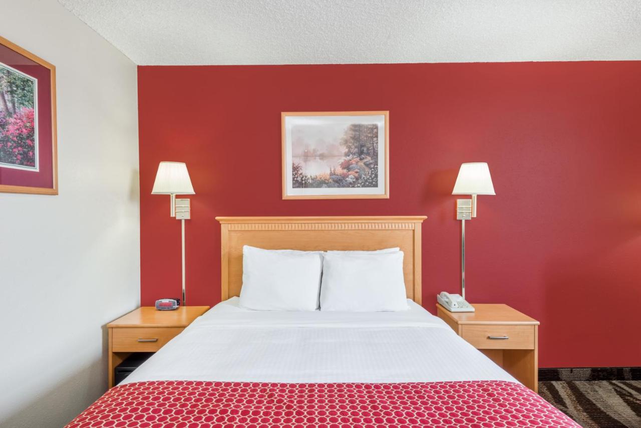 Queen Room - Smoking at Days Inn by Wyndham Gillette
