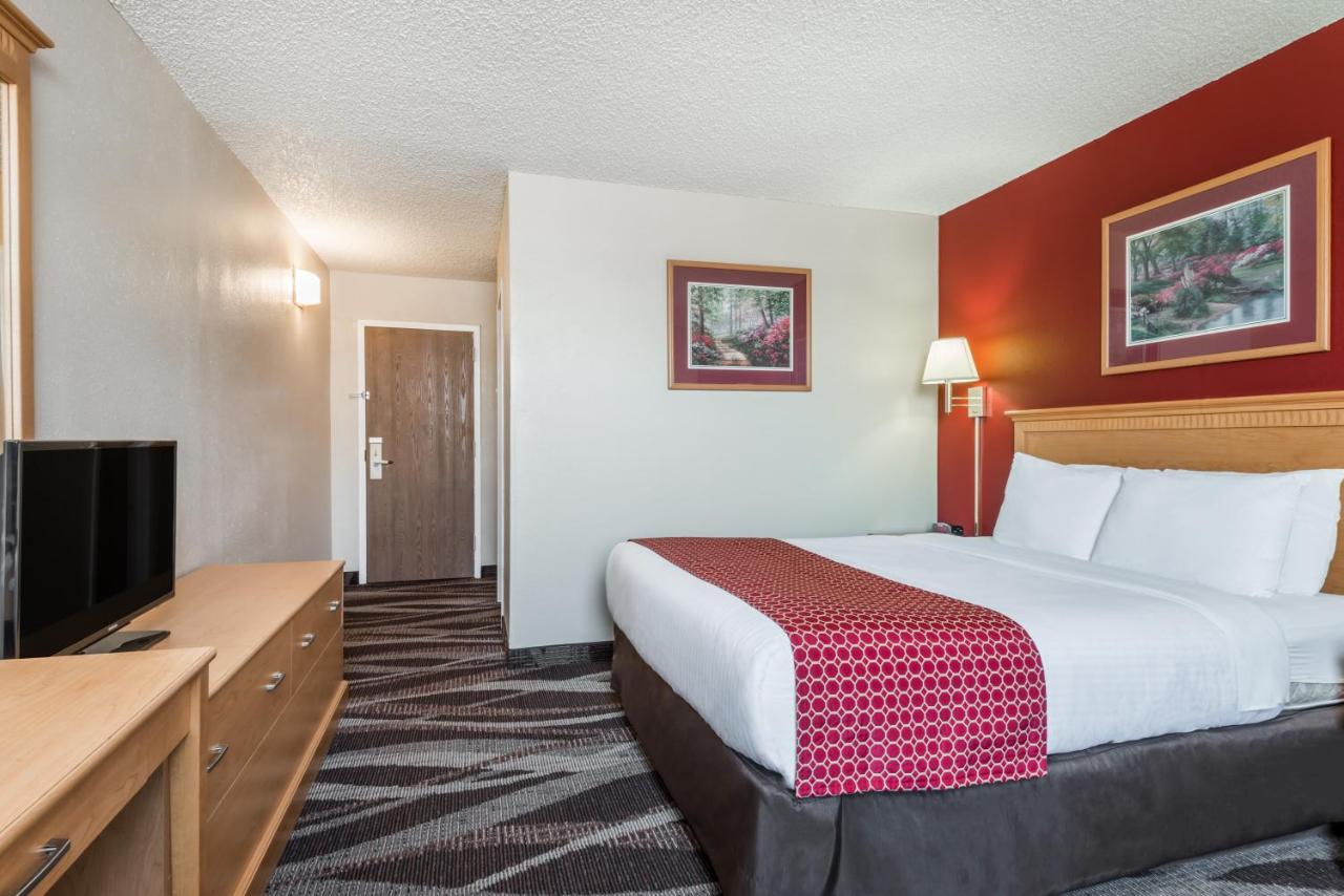 Queen Room - Smoking at Days Inn by Wyndham Gillette