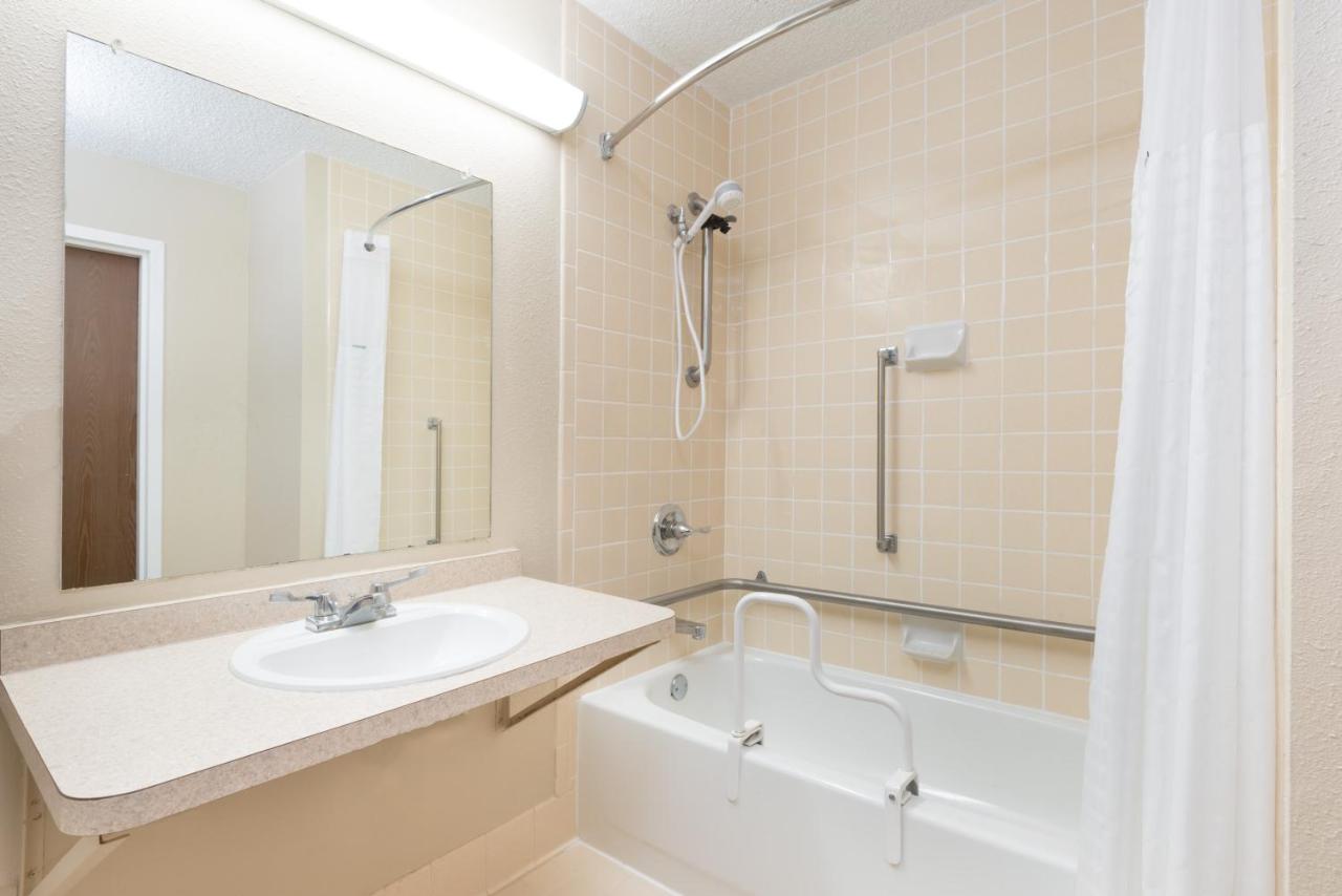 Queen Room - Disability Access/Non-Smoking at Days Inn by Wyndham Gillette