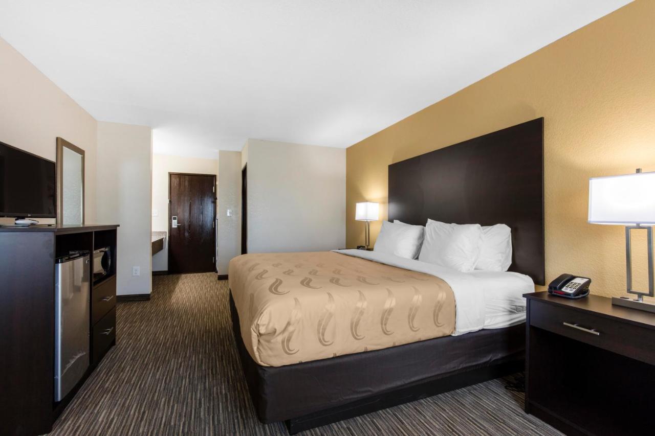 King Suite - Non-Smoking at Quality Inn & Suites Metropolis I-24