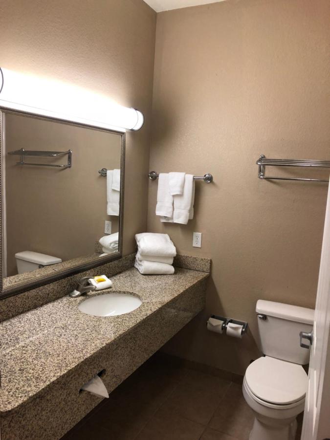 | Americas Best Value Inn - Gun Barrel City