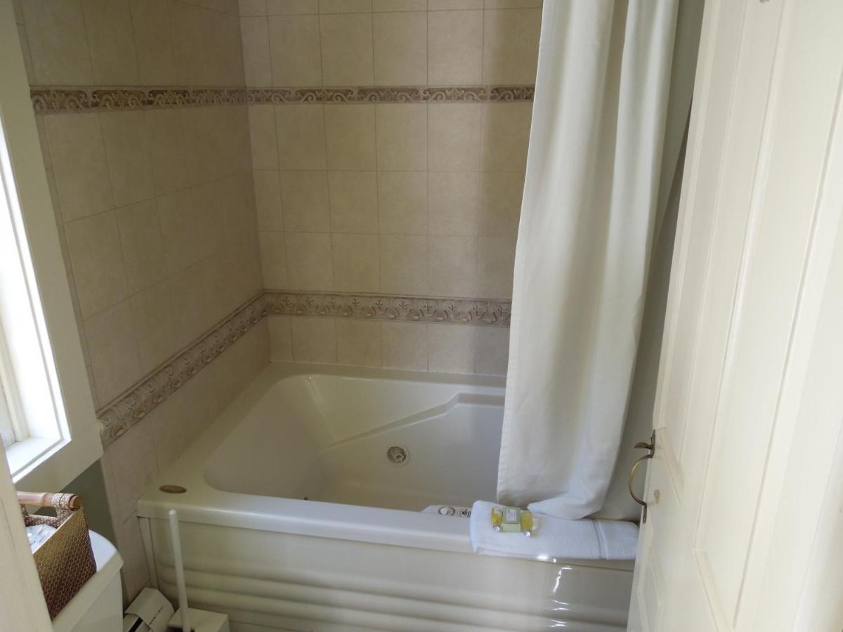 | Admiral Farragut Inn
