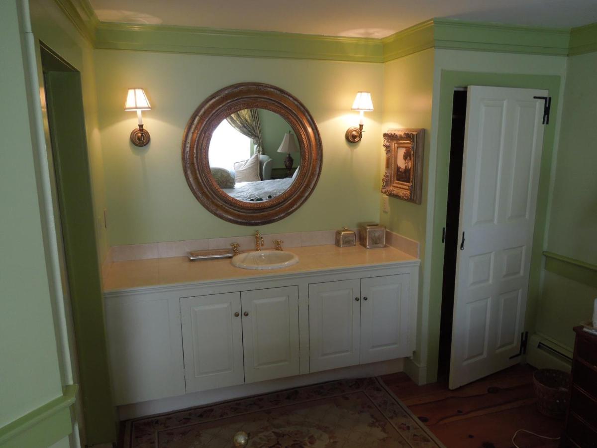| Admiral Farragut Inn