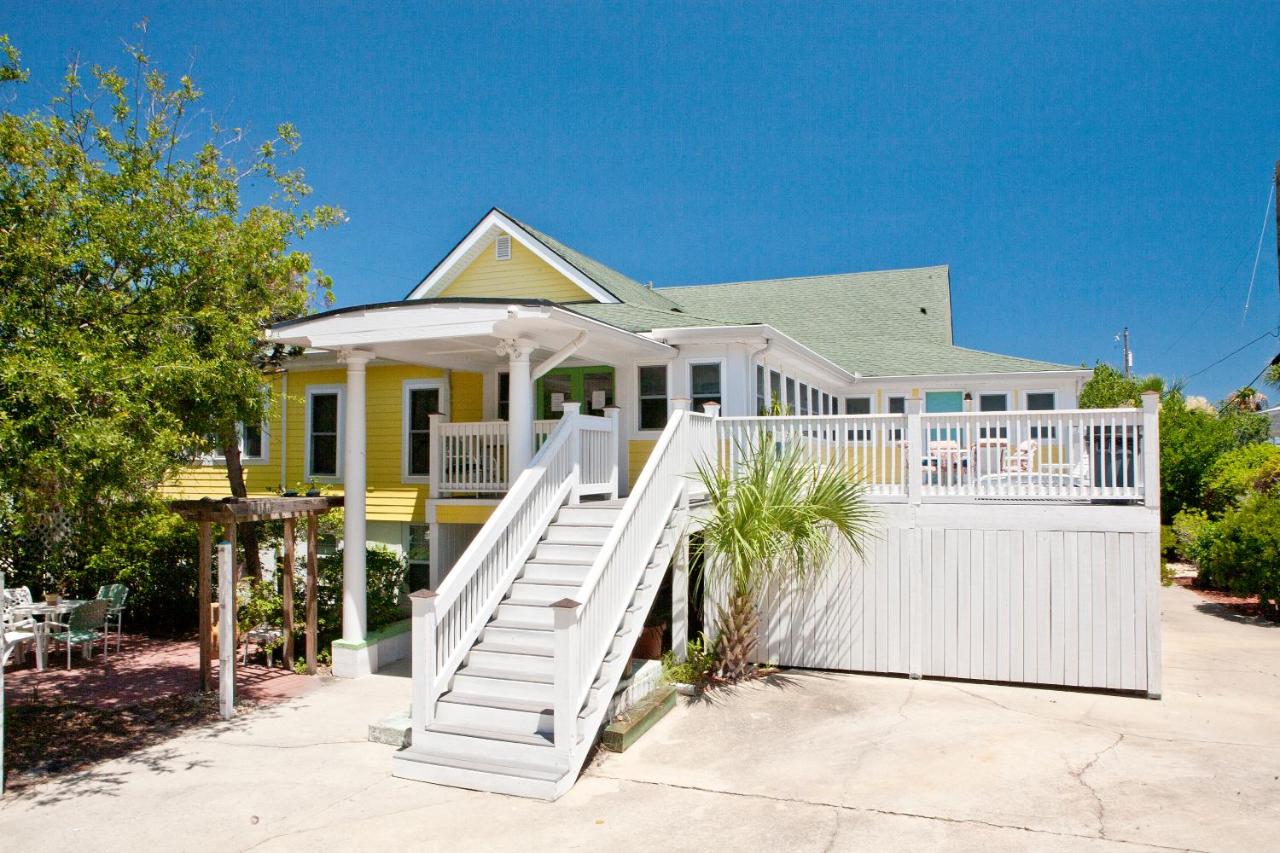 | Georgianne Inn & Suites