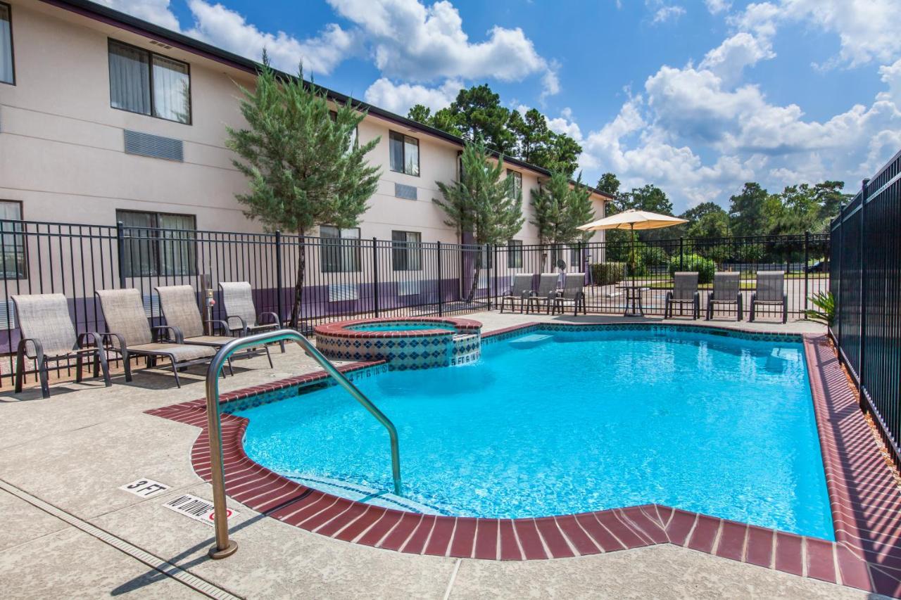 | Super 8 by Wyndham Cleveland TX