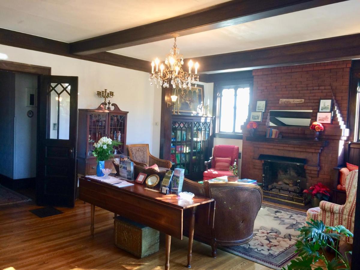 | Oakland Cottage Bed and Breakfast