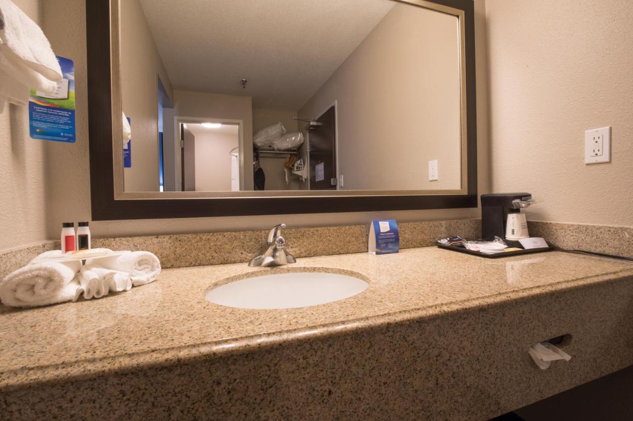 King Room- Non-Smoking at Baymont by Wyndham Detroit Airport/Romulus
