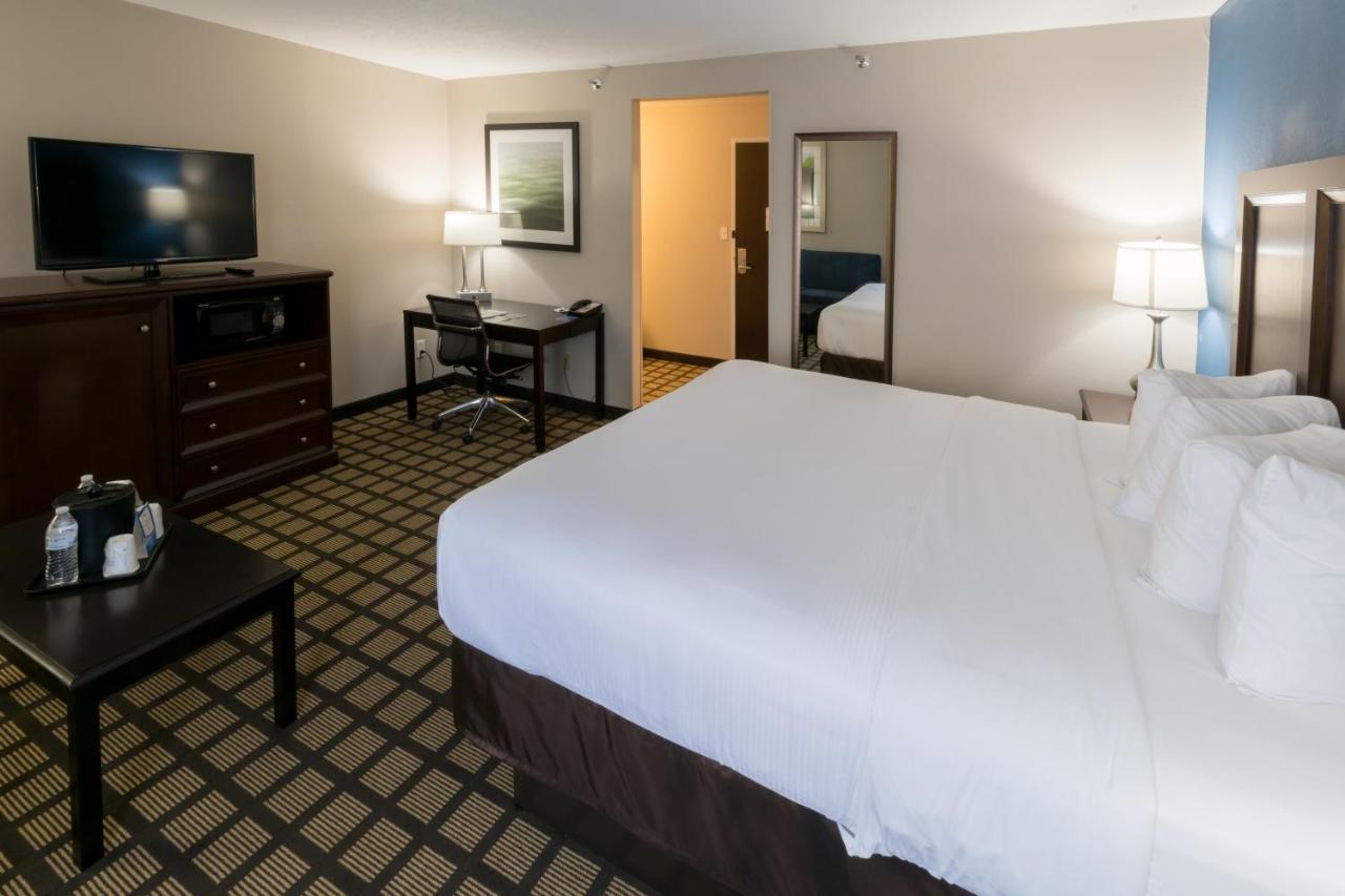 King Room- Non-Smoking at Baymont by Wyndham Detroit Airport/Romulus