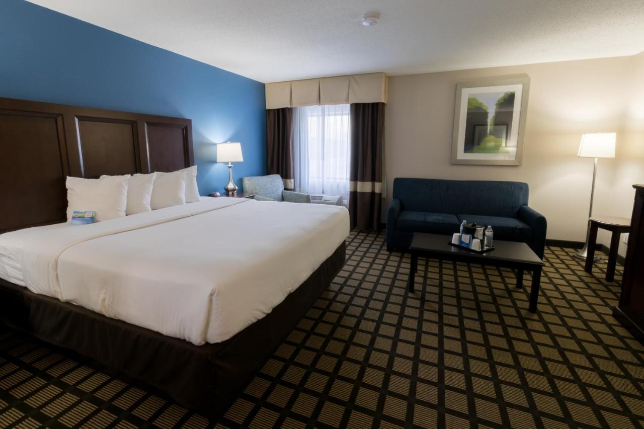 Business King Room - Non-Smoking at Baymont by Wyndham Detroit Airport/Romulus