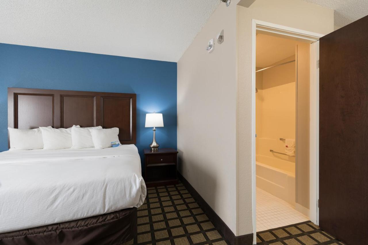 Double Room - Disability Access - Non-Smoking at Baymont by Wyndham Detroit Airport/Romulus