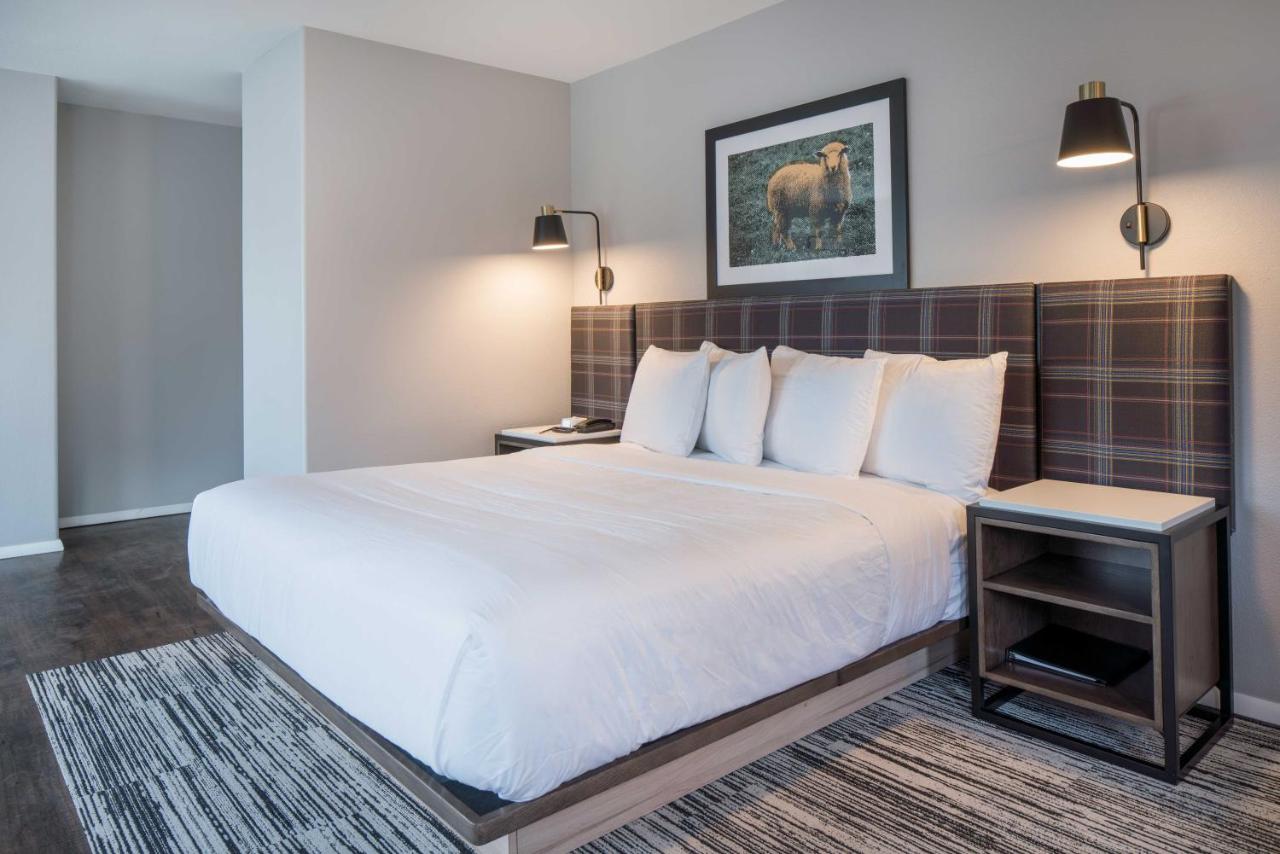 Deluxe King Room at Hotel Ketchum