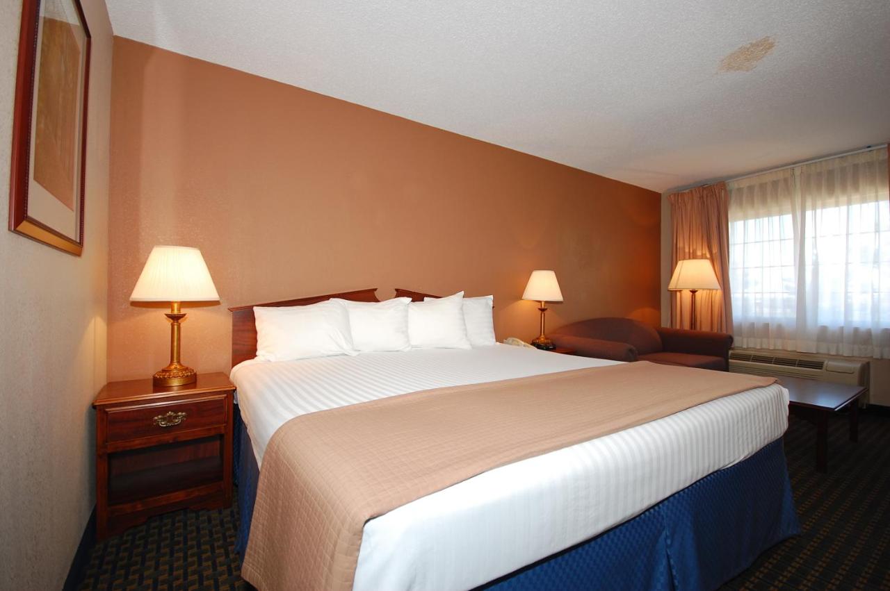 King Room at Magnuson Hotel Red Baron