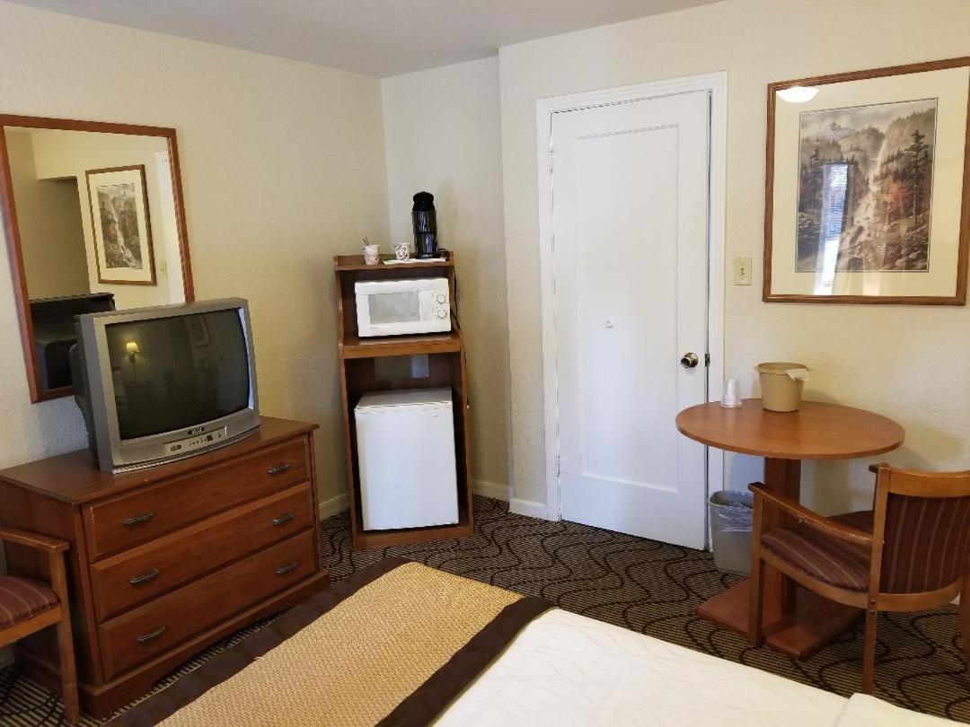 Standard Queen Room at Nevada City Inn