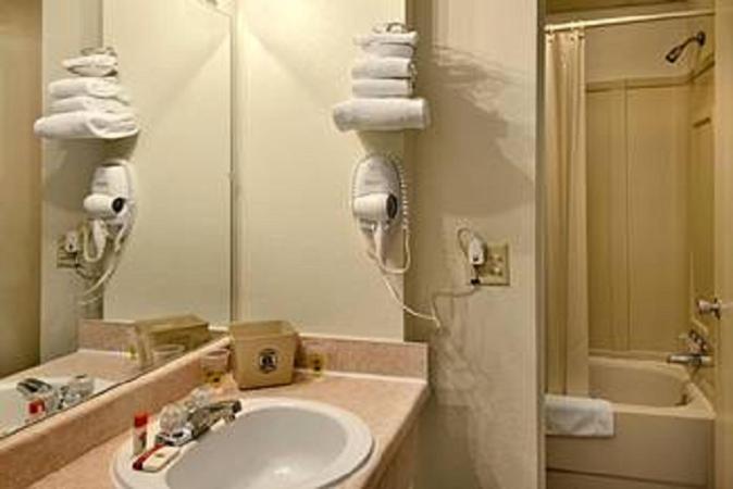 | Peoria Inn