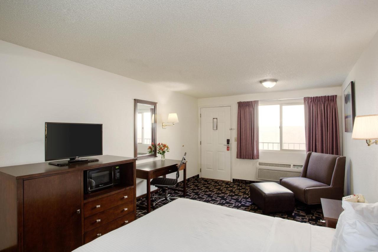 Queen Room - Non-Smoking at MorningGlory Inn & Suites