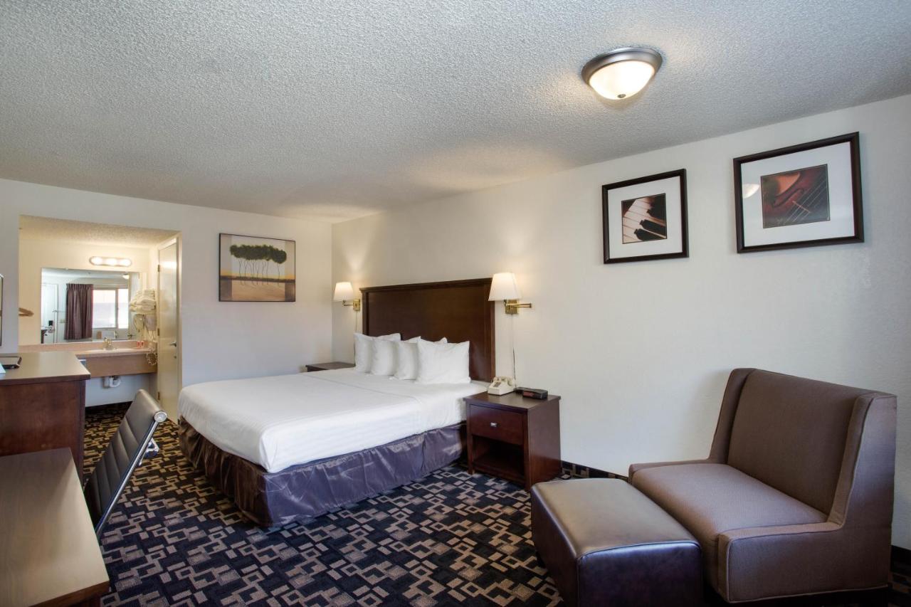 Queen Room - Non-Smoking at MorningGlory Inn & Suites