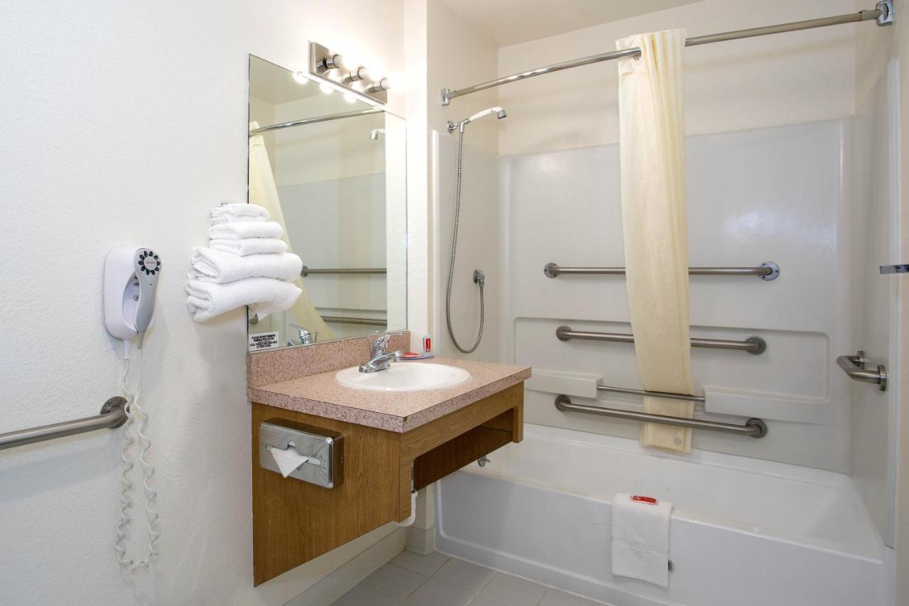 Queen Room - Disability Access/Non-Smoking at MorningGlory Inn & Suites