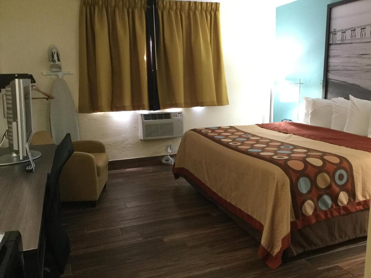 Queen Room - Mobility Access/Non-Smoking at Super 8 by Wyndham Clearwater/St. Petersburg Airport