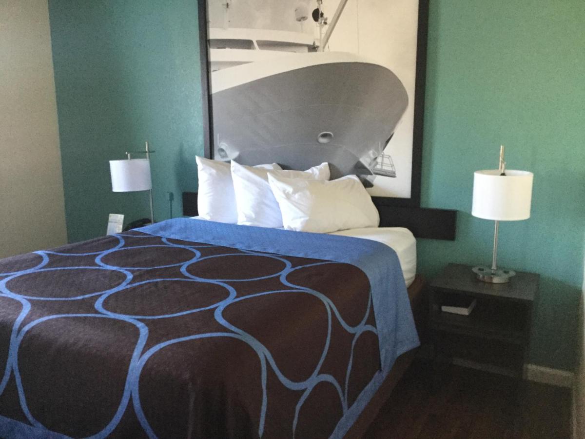 Queen Room - Non-Smoking at Super 8 by Wyndham Clearwater/St. Petersburg Airport