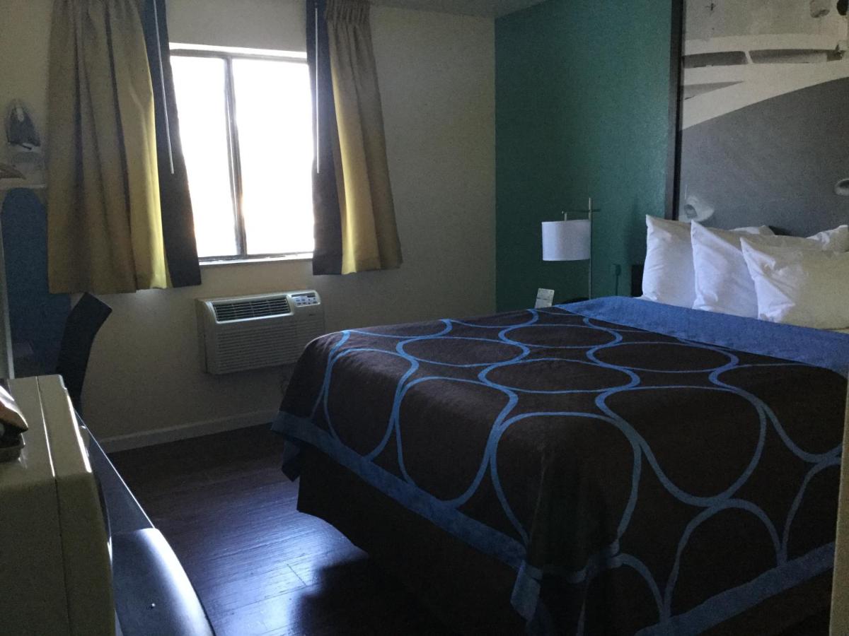 Queen Room - Non-Smoking at Super 8 by Wyndham Clearwater/St. Petersburg Airport