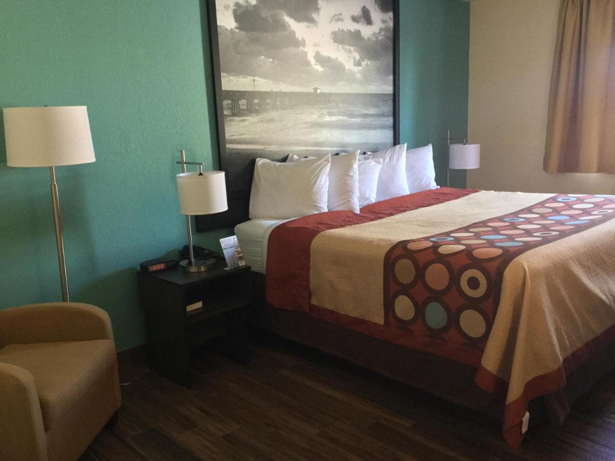 King Room - Non-Smoking at Super 8 by Wyndham Clearwater/St. Petersburg Airport