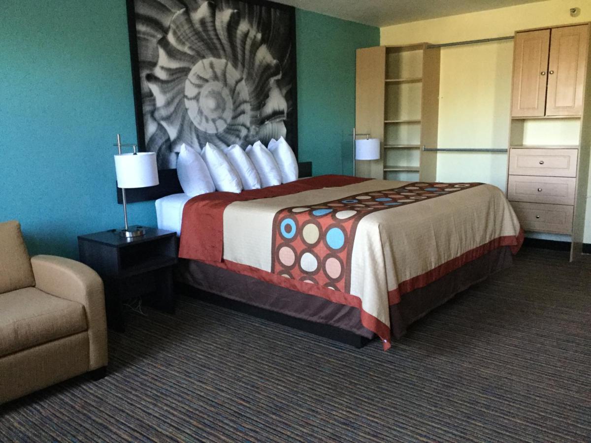 Deluxe King Room - Non-Smoking at Super 8 by Wyndham Clearwater/St. Petersburg Airport