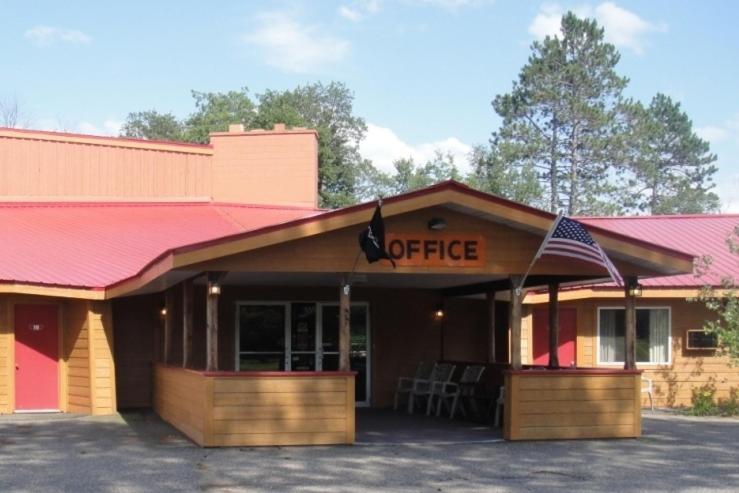  | Hiawatha Lodge Inn