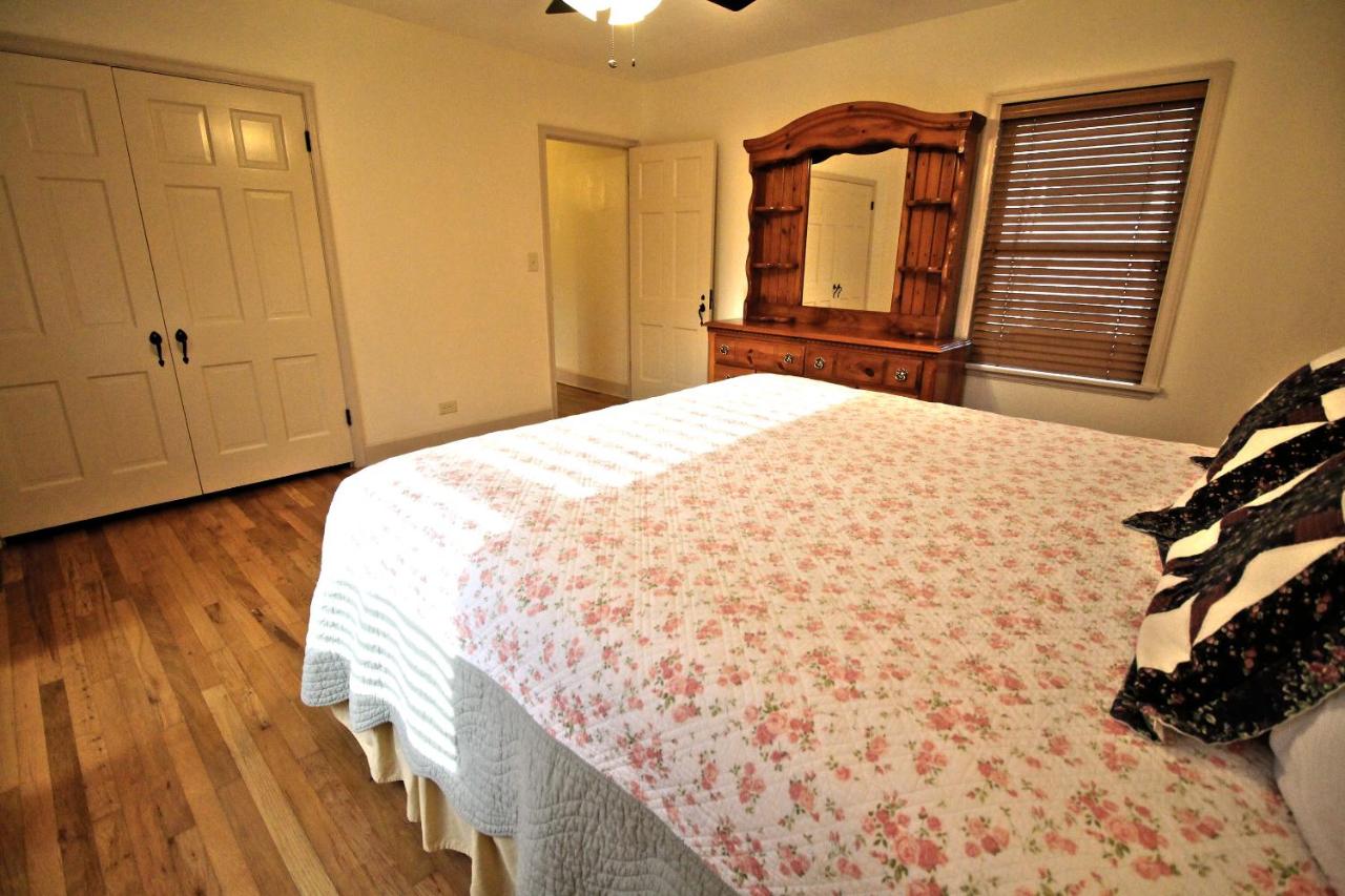 | Peach Tree Inn & Suites