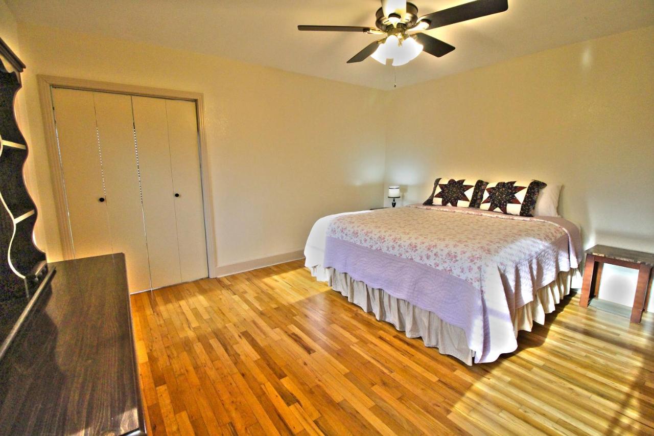 | Peach Tree Inn & Suites