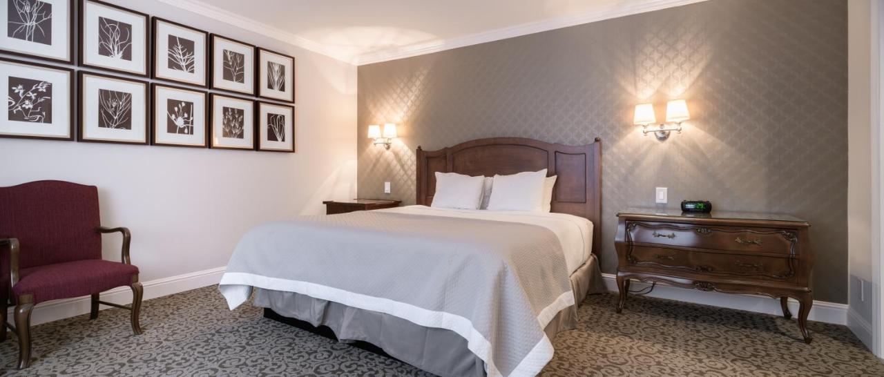 Deluxe King Room at Woodcrest Hotel Cupertino