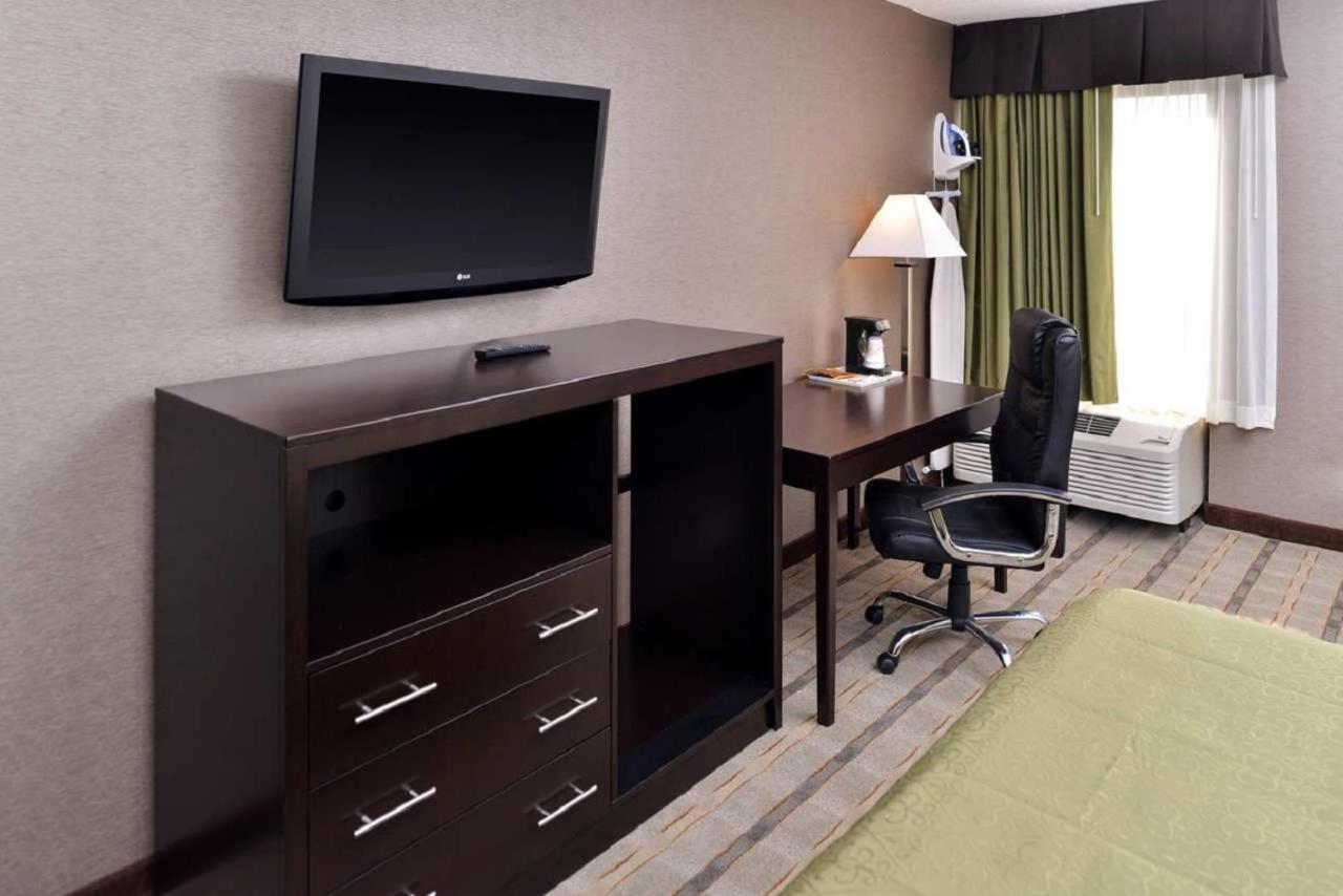 King Room at Quality Inn & Suites Matteson near I-57