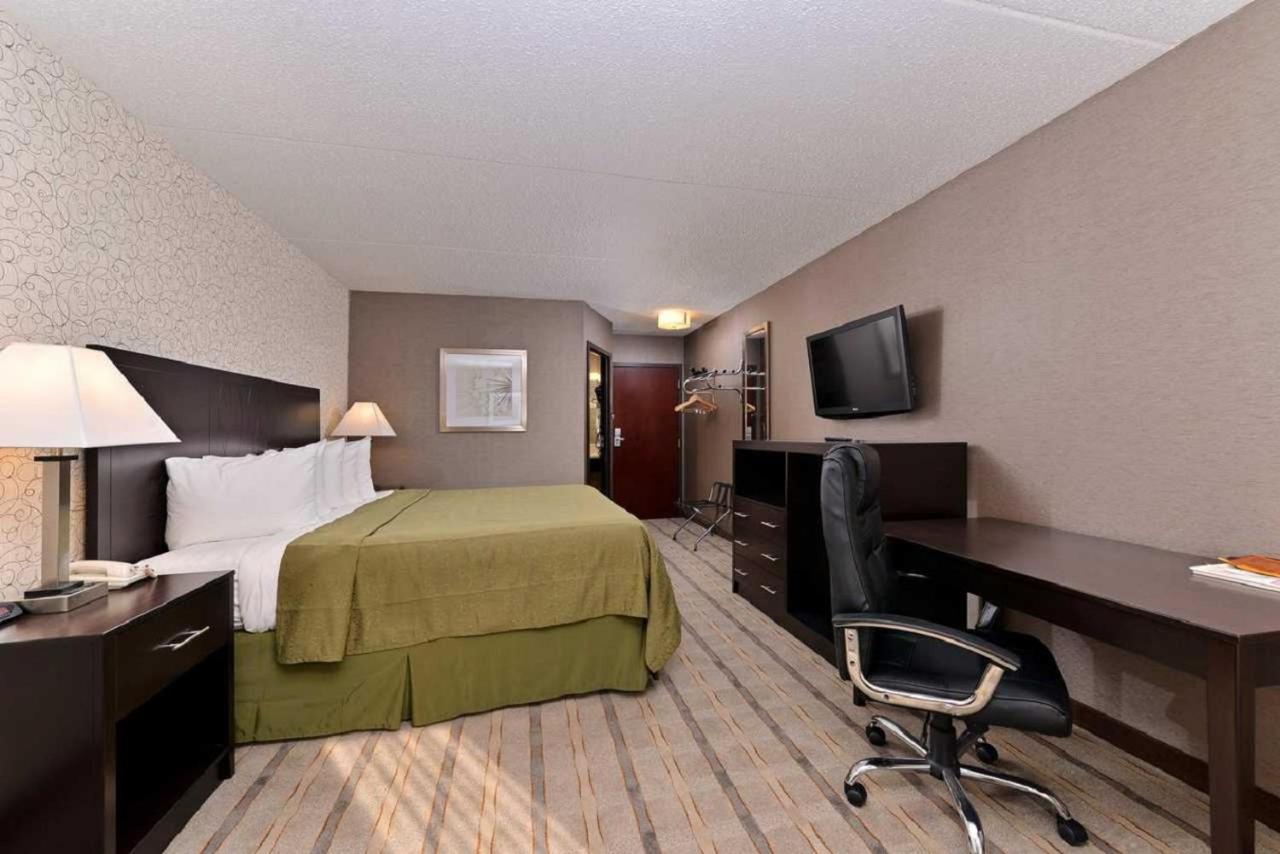 King Room at Quality Inn & Suites Matteson near I-57