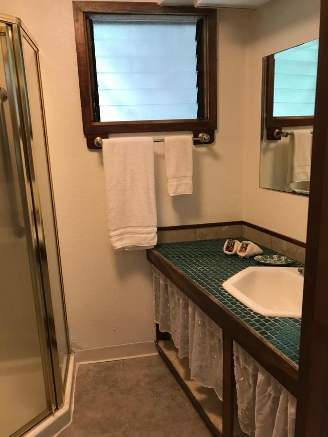 | Hale Maluhia Country Inn
