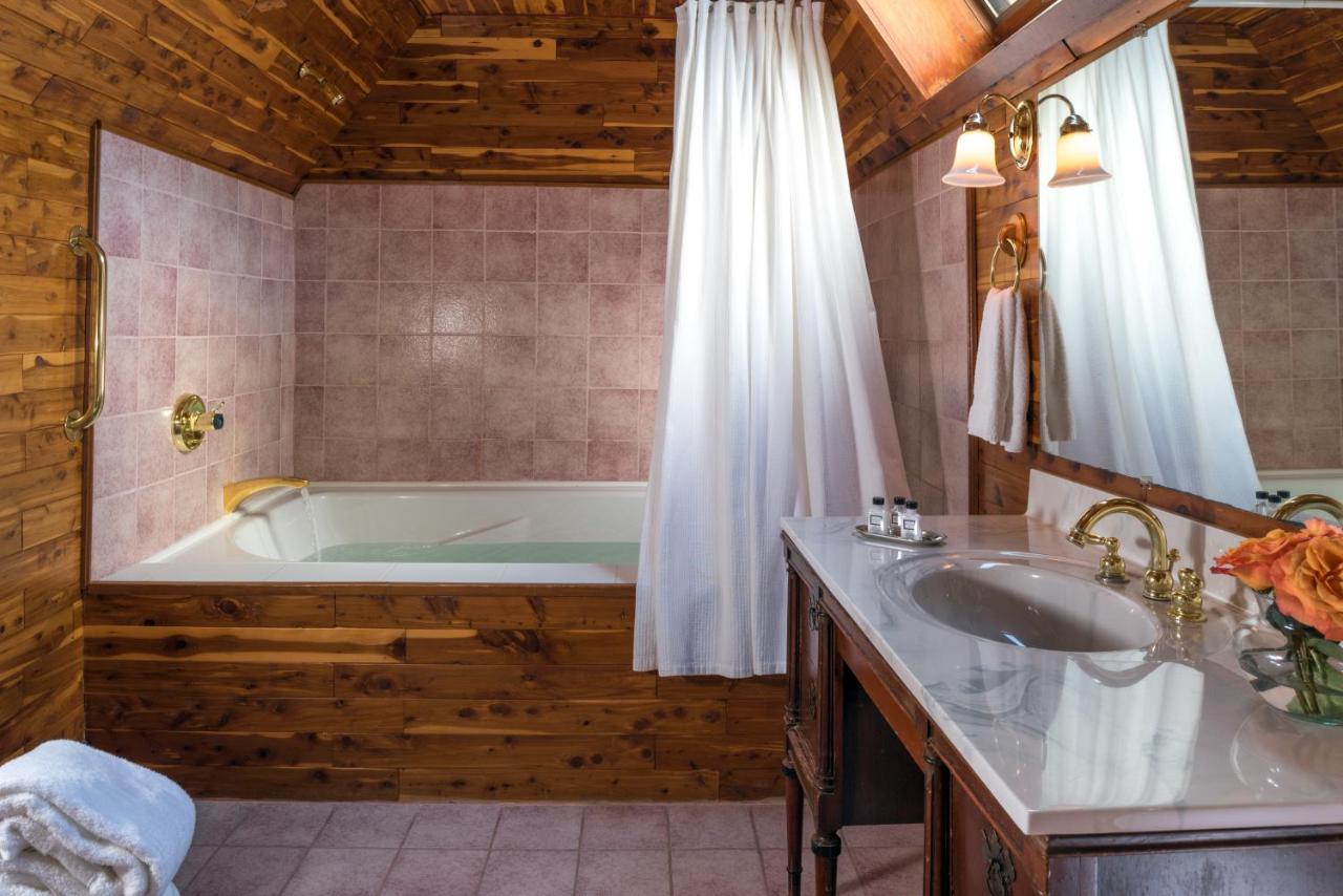 | Manor House Inn
