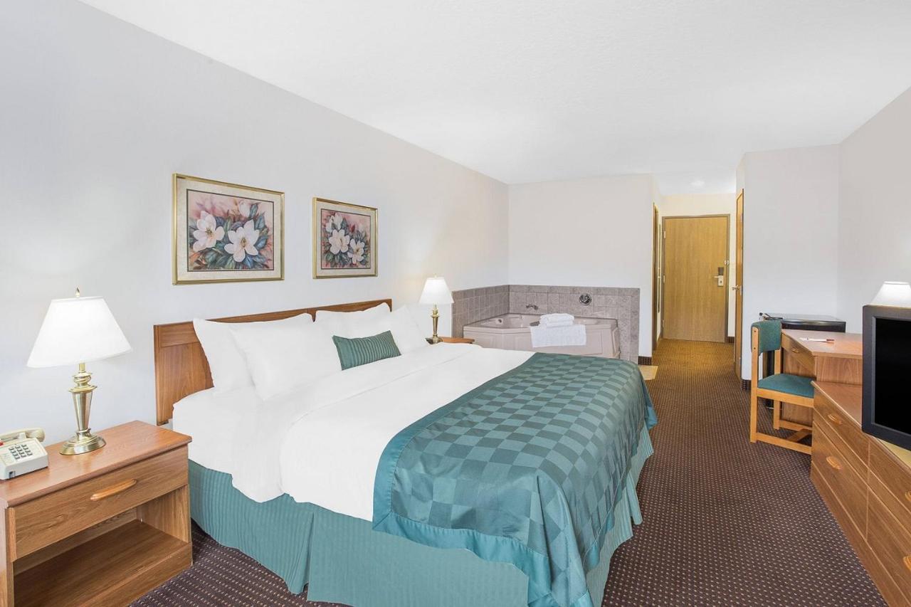 | Ramada by Wyndham Hancock Waterfront