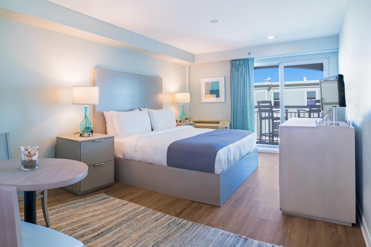 Standard King Room with Balcony - Partial Ocean View at The Palms Oceanfront Hotel