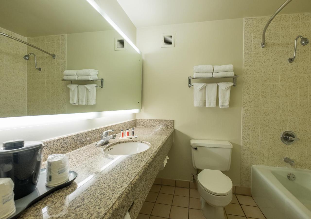 | Howard Johnson by Wyndham Fullerton/Anaheim Conference Cntr