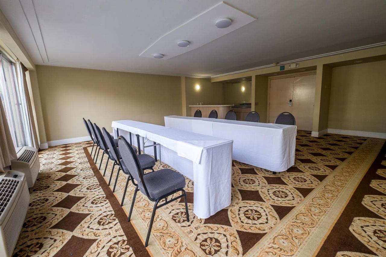 | Howard Johnson by Wyndham Fullerton/Anaheim Conference Cntr