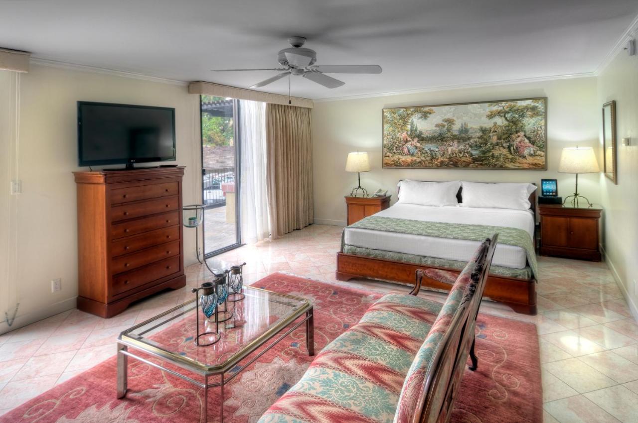 King Suite with Spa Bath at Dinah's Garden Hotel