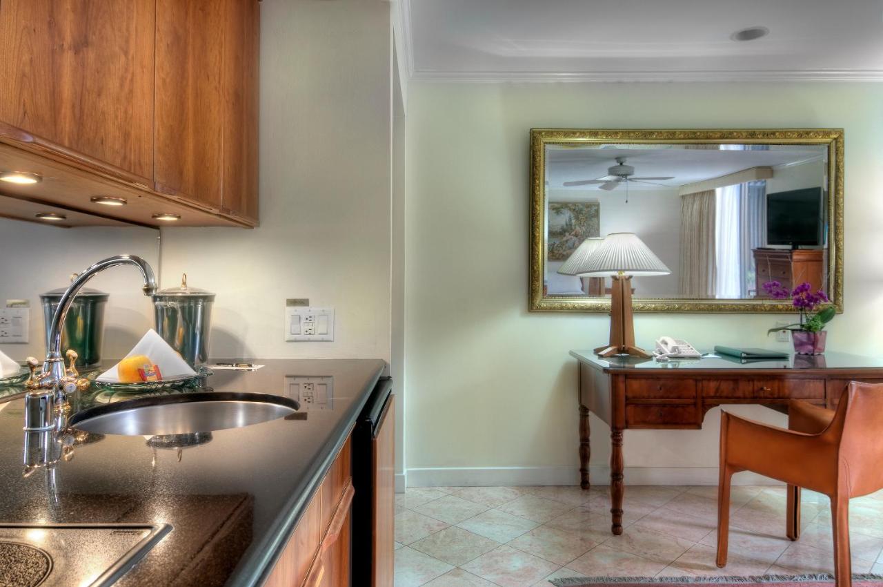 King Suite with Spa Bath at Dinah's Garden Hotel