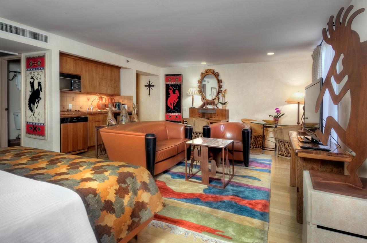 King Suite with Spa Bath at Dinah's Garden Hotel