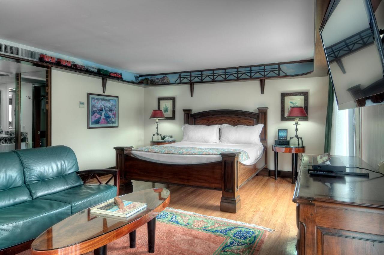 Signature Suite at Dinah's Garden Hotel