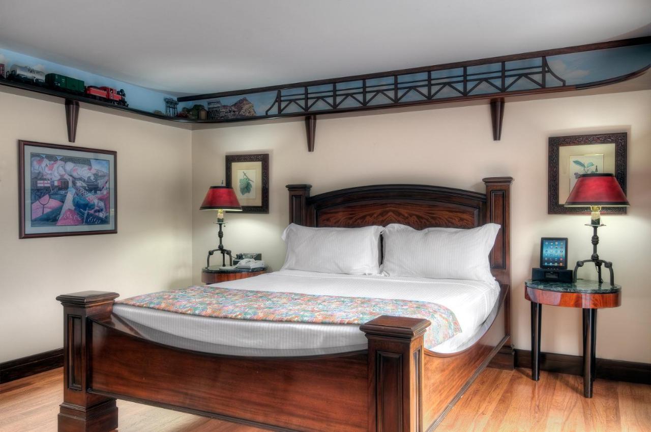 Signature Suite at Dinah's Garden Hotel