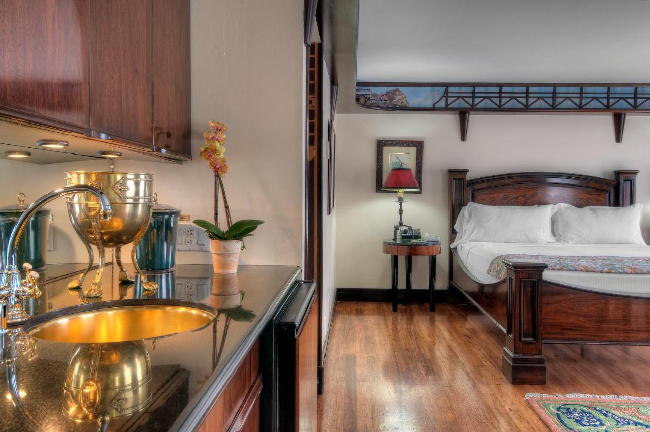 Signature Suite at Dinah's Garden Hotel